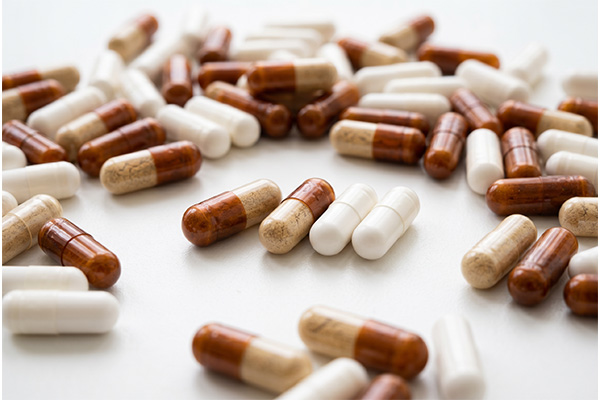 Mixed white and brown gelatin capsules